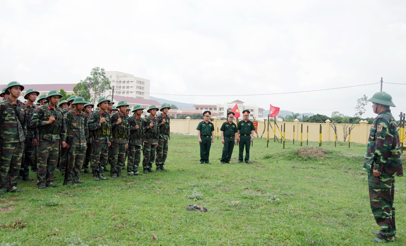 Các đồng chí trong Đảng ủy Quân sự tỉnh kiểm ta công tác huấn luyện, sẵn sàng chiến đấu tại Trung đoàn 244. 