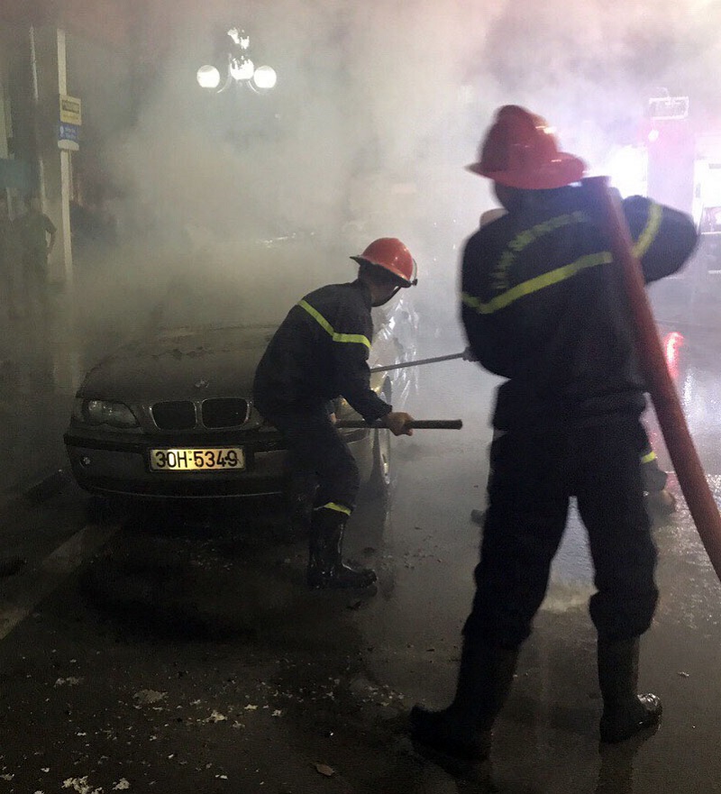 Lực lượng PCCC số 3 dùng lăng phun nước dập tắt đám cháy phát ra từ ô tô.