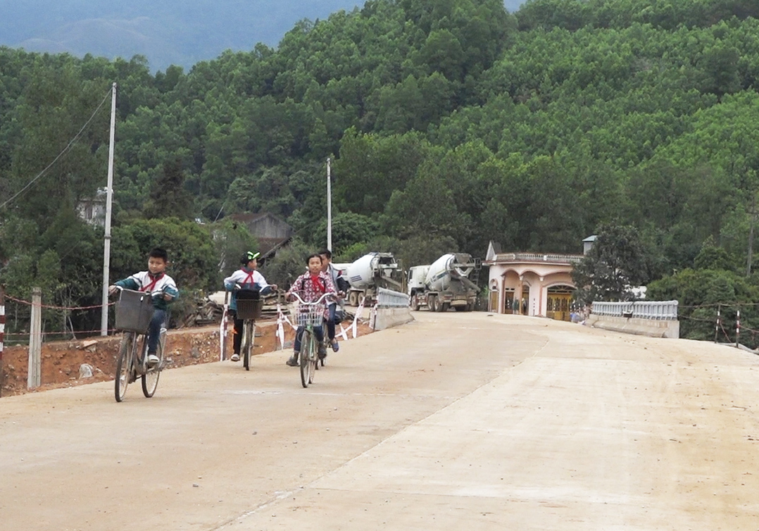 Tràn Cổ Ngựa, tỉnh lộ 330 được ngành GTVT khắc phục sau khi bị lũ cuốn trôi vào tháng 8/2017 gây chia cắt 2 thôn Đồng Chức với Xóm Mới, xã Lương Mông, huyện Ba Chẽ.
