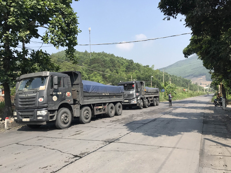 Xe của Công ty Dịch vụ Thương mại Than Uông Bí chấp hành nghiêm việc không cơi nới thành thùng và che bạt đảm bảo vệ sinh môi trường