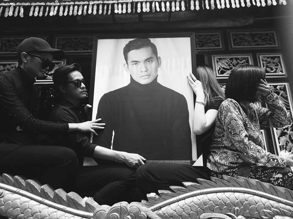 Hhen Niê trong đám tang stylist Mỳ Gói. Hhen Niê luôn biết ơn người anh thân thiết của mình.