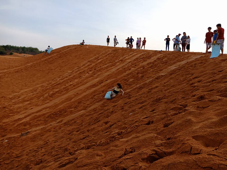 Đến với đồi cát Mũi Né, du khách không thể bỏ qua trò trượt cát đầy thú vị. Bạn có thể lê la đến bất cứ ngọn đồi nào tùy thích rồi tận hưởng cảm giác mạnh bằng cách trượt từ trên cao xuống bên dưới.