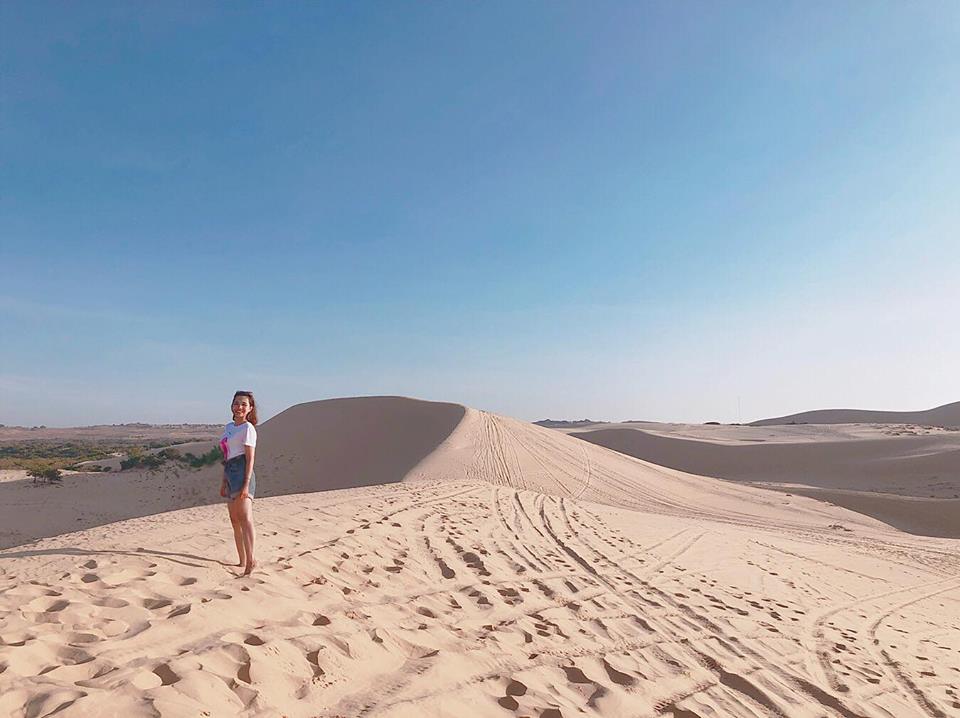 Nếu có dịp đến với đồi cát Mũi Né, trải nghiệm với trò chơi trượt cát, bạn sẽ được tận hưởng những giây phút bay bổng, say mê trong các hốc cát kỳ lạ của cồn cát nắng gió này.