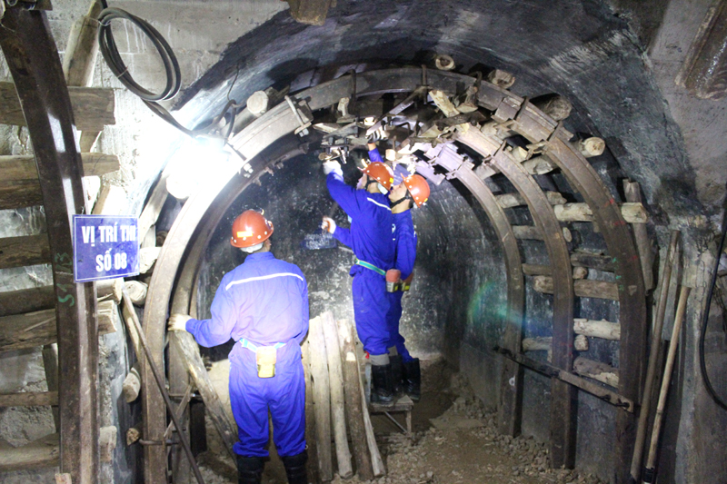 Công nhân Công ty Than Hòn Gai thực hiện phần thi đánh giá KNNQG nghề khai thác mỏ hầm lò