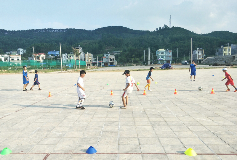Lớp dạy đá bóng cho thiếu nhi do Đoàn Thanh niên Thị trấn Bình Liêu xã hội hóa tổ chức.