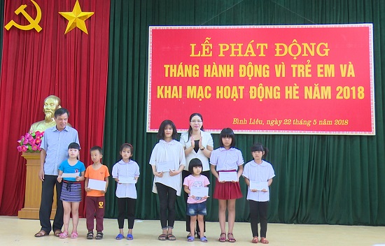Lãnh đạo huyện Bình Liêu trao quà cho các em học sinh có hoàn cảnh khó khăn trên địa bàn huyện nhân lễ phát động tháng hành động vì trẻ em năm 2018. Ảnh: Thu Hằng (Trung tâm TT-VH huyện Bình Liêu).