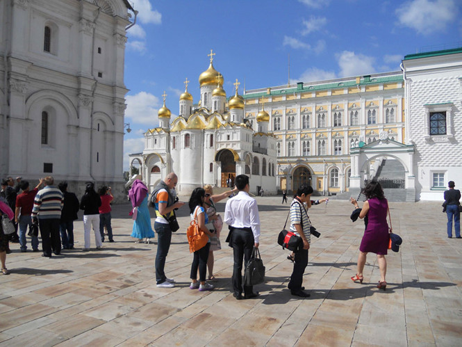 Khách VN tham quan điện Kremlin ở Moscow (Nga) /// Đoàn Xuân Hải