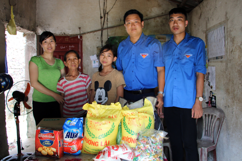 Huyện đoàn Bình Liêu thăm, tặng quà gia đình em Mai Thị Hai, thôn Chang Chiếm, xã Tình Húc. 