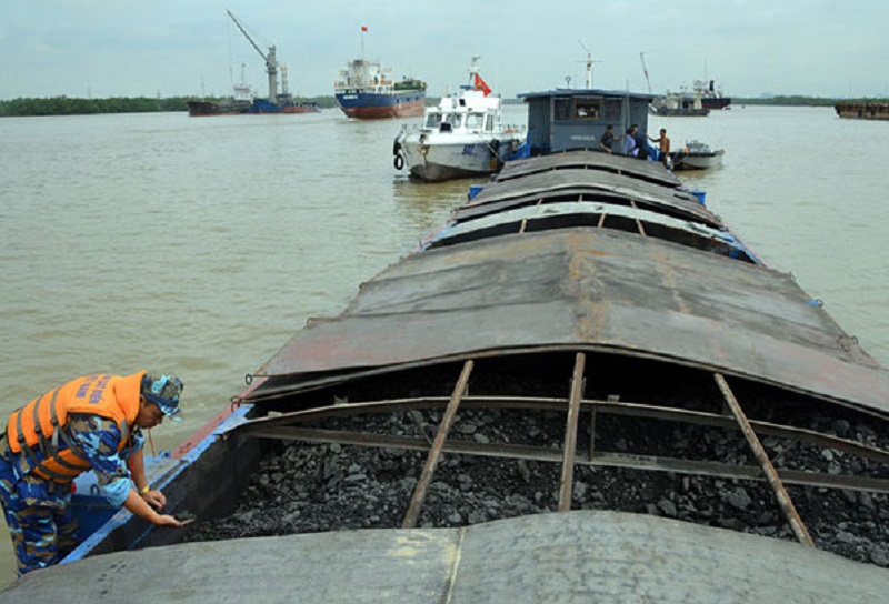 Phương tiện cùng hơn 300 tấn than  do Tổ công tác Bộ Tư lệnh Vùng cảnh sát biển 1 tạm giữ.