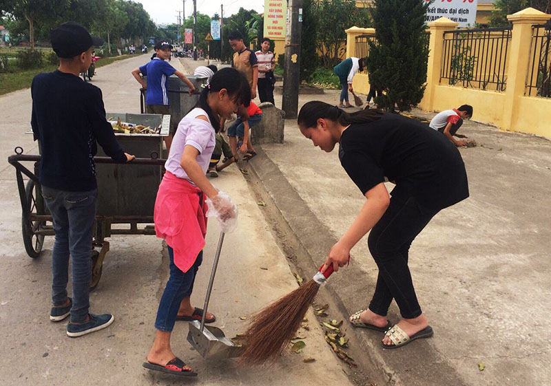 Thanh, thiếu nhi xã Quảng Minh tham gia gia hoạt động dọn dẹp vệ sinh môi trường vào sáng thứ 7, chủ nhật hàng tuần. 