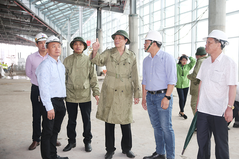 Chủ tịch UBND tỉnh Nguyễn Đức Long kiểm tra công tác hoàn thiện tại Cảng hàng không quốc tế Vân Đồn.