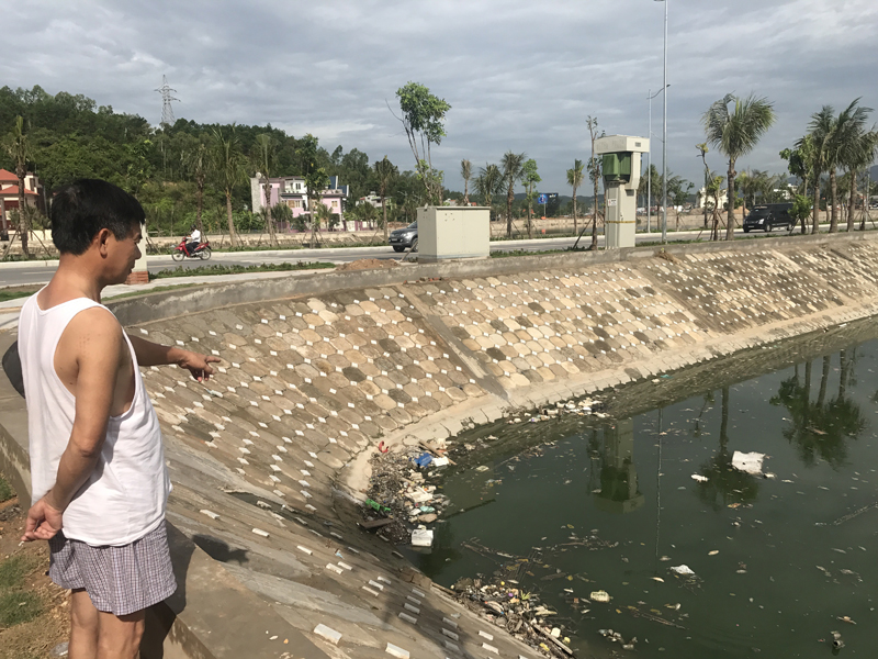 Tại hồ điều hòa phường Hùng Thắng vẫn còn tình trạng cá chết và rác thải trôi dạt vào bờ kè.
