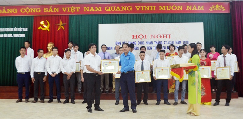 Lãnh đạo Công đoàn Than - Khoáng sản Việt Nam trao giấy khen cho các cá nhân có thành tích xuất sắc trong Tháng công nhân năm 2018