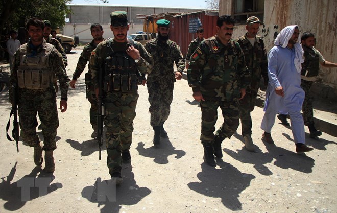 Lực lượng an ninh Afghanistan làm nhiệm vụ tại hiện trường một vụ tấn công ở Jalalabad, tỉnh Nangarhar ngày 8/6. (Nguồn: THX/TTXVN)