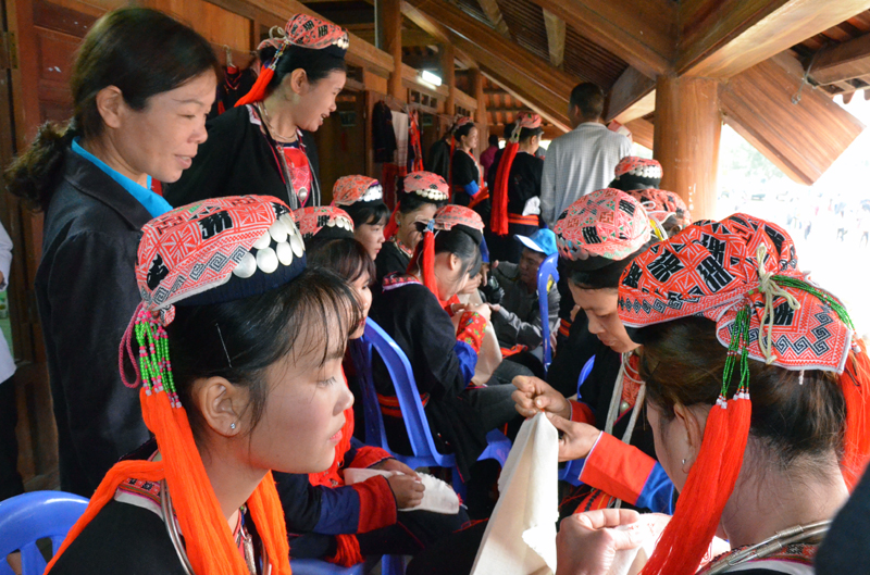  Hội làng Bằng Cả là một trong những nét đẹp văn hóa truyền thống được huyện Hoành Bồ duy trì (Trong ảnh: Người dân tham gia thi thêu trang phục truyền thống dân tộc Dao tại Hội làng Bằng Cả năm 2018)