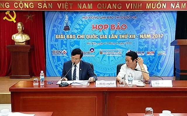 Đại diện Hội Nhà báo Việt Nam, Bộ Thông tin và Truyền thông chủ trì buổi họp báo.