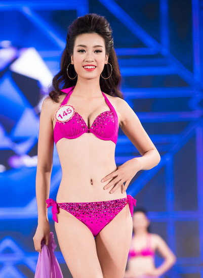 Mỹ Linh thi bikini ở chung kết Hoa hậu Việt Nam 2016.