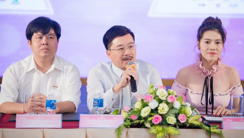 Ông Vũ Tiến (giữa) và bà Phạm Kim Dung, đồng phó ban tổ chức, ủng hộ việc giữ phần thi bikini ở Hoa hậu Việt Nam 2018.
