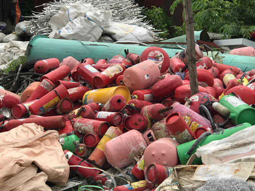 Nhiều bình khí nén, bình cứu hoả mini được tập kết ở bãi phế liệu tại làng Quan Độ. Ảnh: Sơn Định