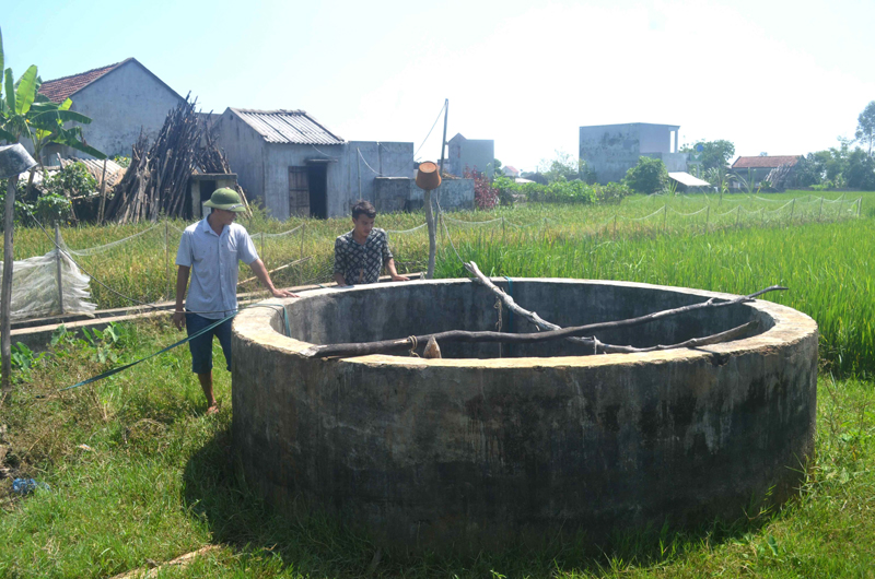 Giếng nước được huyện Tiên Yên đầu tư chung cho xã từ năm 2006, nhưng đã hỏng sau đó một thời gian do nhiễm mặn