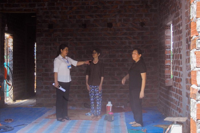 Cán bộ phường Phương Nam (TP Uông Bí) thường xuyên rà soát, nắm tình hình hỗ trợ thi công xây, sửa nhà cho các hộ gia đình NCC với cách mạng trên địa bàn.