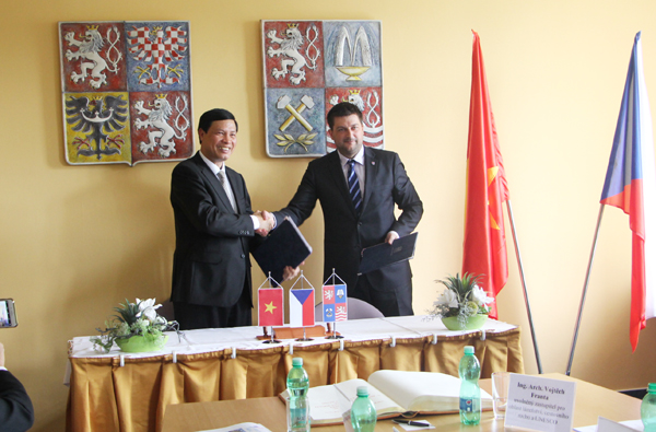 Lễ ký kết biên bản ghi nhớ hợp tác giữa tỉnh Quảng Ninh (Việt Nam) với tỉnh Karlovy Vary (Séc).