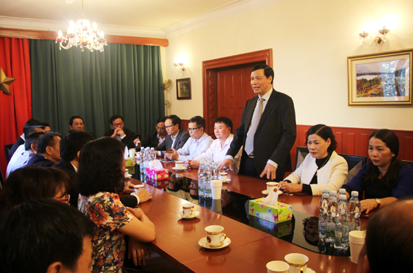 Đoàn công tác tỉnh Quảng Ninh chào xã giao Đại sứ đặc mệnh toàn quyền Việt Nam tại Cộng hòa Séc.