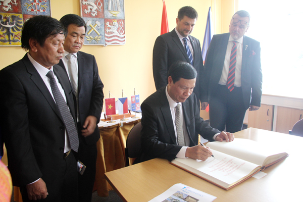 Chủ tịch UBND tỉnh Nguyễn Đức Long viết vào sổ lưu niệm tỉnh Karlovy Vary (Séc)