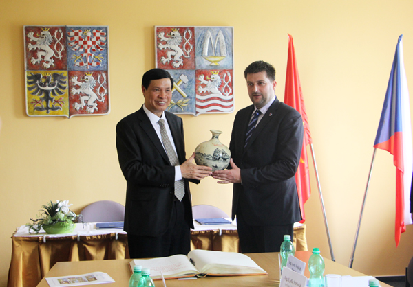 Tỉnh Quảng Ninh tặng quà lưu niệm cho đại diện tỉnh Karlovy Vary