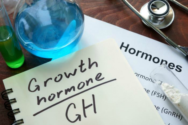 Tiêm hormone tăng trưởng có thể khiến trẻ dậy thì quá sớm và làm ảnh hưởng đến chiều cao của trẻ. Ảnh: MNT