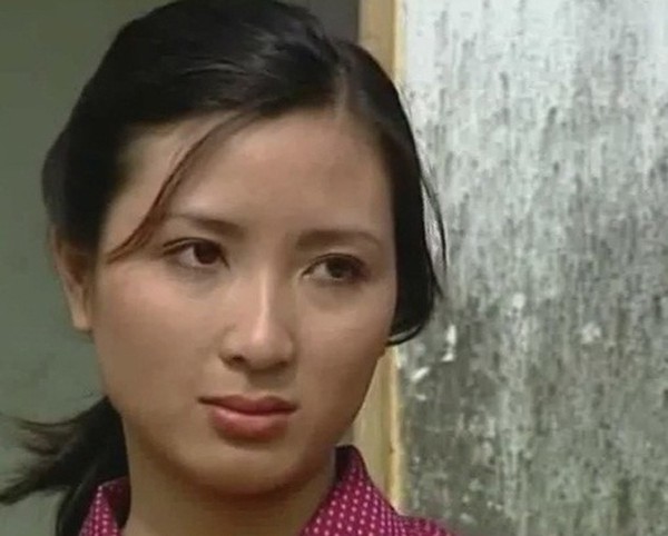 Khánh Huyền vào vai Thơm vợ trưởng thôn Kiên (NSƯT Quốc Tuấn) trong Người vác tù và hàng tổng.