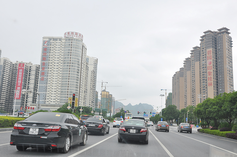 Xe du lịch tự lái Việt Nam tham gia giao thông tại TP Quế Lâm (Trung Quốc)