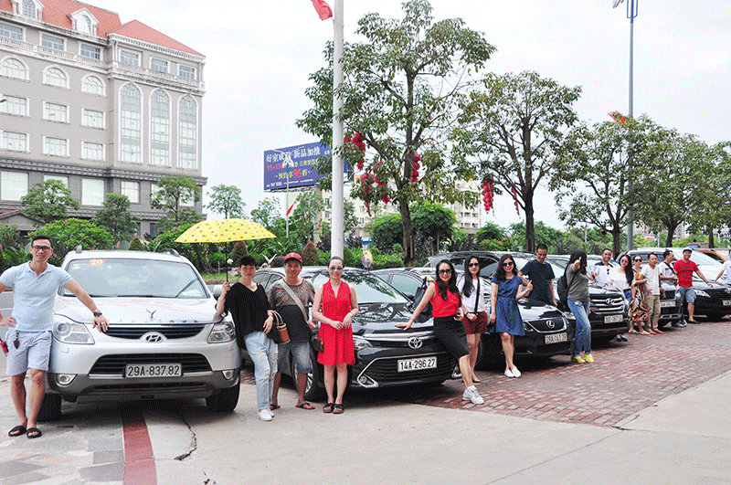 khách du lịch xe  tự lái chụp ảnh lưu niệm tại TP Đông Hưng (Trung Quốc)