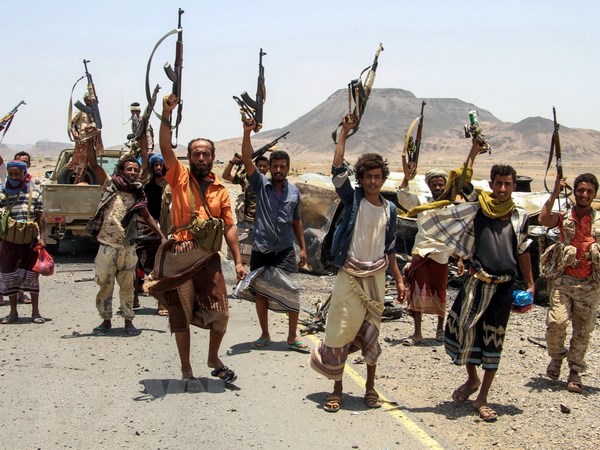 Lực lượng trung thành với Tổng thống Yemen được liên quân Arab hậu thuẫn tiến về căn cứ Khaled Ibn Al-Walid, cách thị trấn Mokha bên bờ Biển Đỏ 30km về phía đông, ngày 15/4/2017. (Nguồn: AFP/TTXVN)
