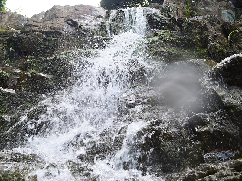 Điều đáng nói do được khơi thông dòng chảy kế hợp với những cơn mưa đầu mùa nên lưu lượng dòng chảy của thác khá mạnh.