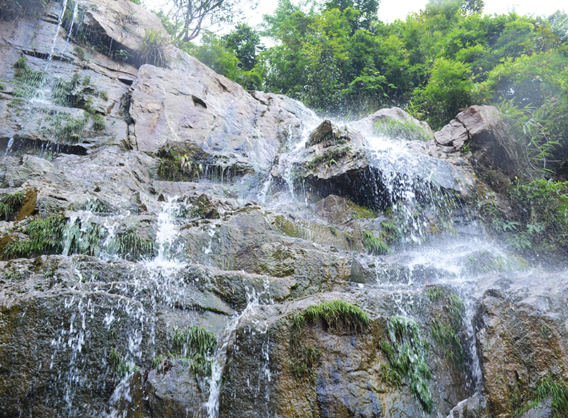 Sự kết hợp giữa nước và đá tạo nên cho thác Lựng Xanh nét đẹp riêng có
