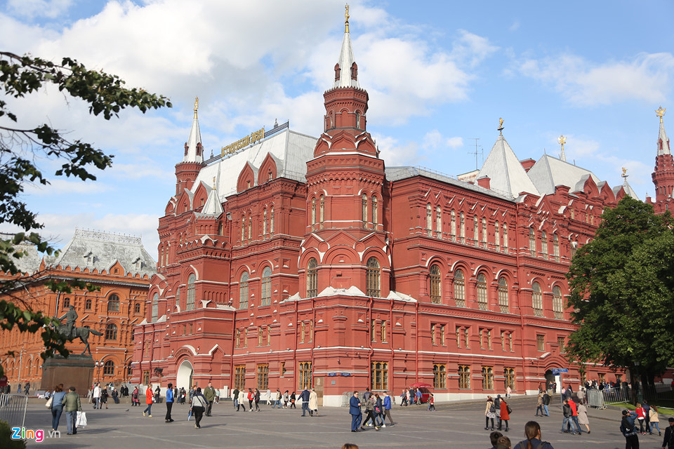 Tọa lạc ngay trung tâm thành phố Moscow, thủ đô nước Nga và được UNESCO công nhận là Di sản thế giới năm 1991, Quảng trường Đỏ là nơi thu hút đông đảo du khách trên toàn thế giới. Từ địa điểm này, các con đường chính của thành phố cũng tỏa theo các hướng trở thành quốc lộ ngoài thủ đô.            