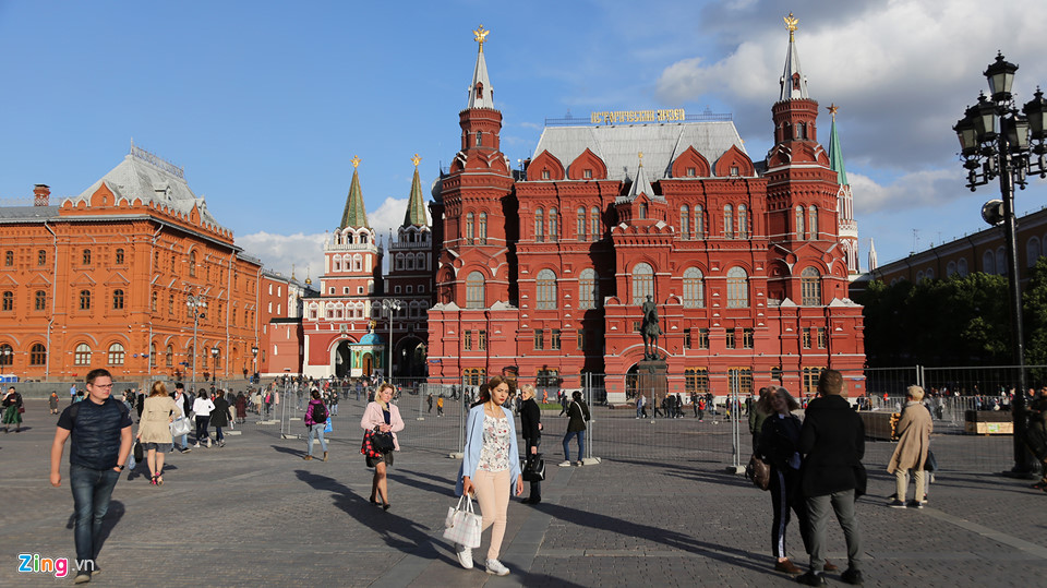 Trong thời điểm diễn ra World Cup (14/6-15/7), Bảo tàng lịch sử Moscow sẽ được mở cửa hàng ngày, từ 10-19h để phục vụ du khách. Chưa kể, những cổ động viên sở hữu Fan ID chính thức từ FIFA còn có cơ hội được giảm giá vé tham quan, thậm chí có thể đăng ký tour hướng dẫn quanh bảo tàng miễn phí. Nếu có dịp đặt chân tới thủ đô Moscow, bạn hãy sẵn sàng mọi phương tiện có thể để ghi nhận lại những hình ảnh về công trình biểu tượng này.