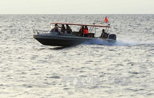 Lực lượng cứu hộ Indonesia tìm kiếm các nạn nhân mất tích của tàu Marina Baru do bất ngờ gặp bão biển ngoài khơi Sulawesi. Ảnh tư liệu: AFP-TTXVN