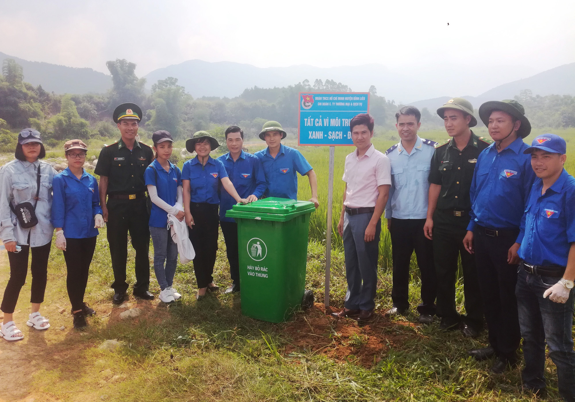 ĐVTN lắp đặt thùng rác và biển báo vệ sinh môi trường tại khu vực cột mốc biên giới 1320.