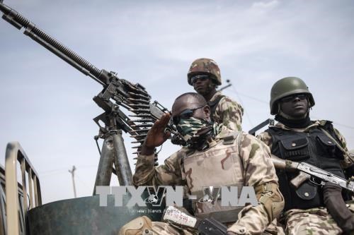 Binh sỹ tuần tra tại khu vực Damboa, bang Borno, Nigeria. (Nguồn: AFP/TTXVN)