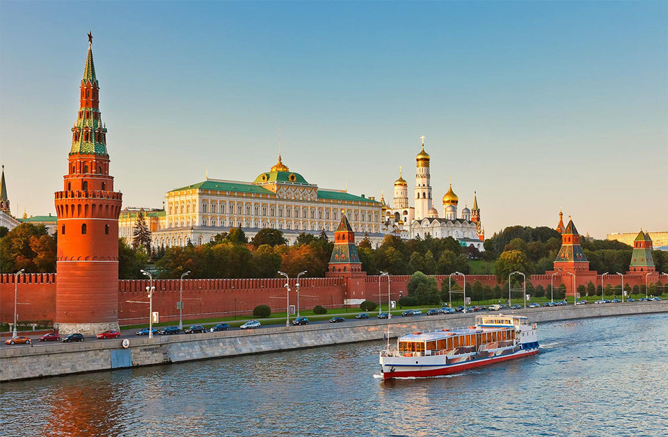 Vị trí đắc địa trên đồi Borovitskii và bờ trái sông Moskva, điện Kremlin là một trong những phần cổ nhất của thành phố. Trước kia, đây là nơi ở cũng như điều hành triều đình của Nga hoàng. Hiện tại, điện Kremlin là nơi các cơ quan tối cao của chính quyền Nga làm việc. 