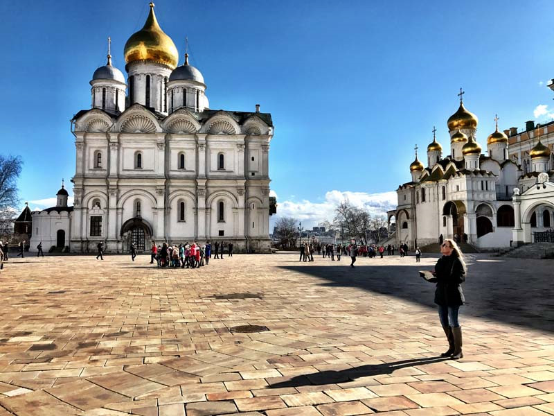 Quảng trường Sobornaya (hay còn gọi là Quảng trường Nhà thờ) là trung tâm của Kremlin. Xung quanh quảng trường là rất nhiều nhà thờ. Điển hình, Nhà thờ Dormition (hay còn gọi là Nhà thờ Uspenskii) là nơi các Sa hoàng lên ngôi. Nhà thờ Tổng lãnh thiên thần Michael (hay còn gọi là Nhà thờ Arkhangelskii) là nơi chôn cất của hơn 50 thành viên hoàng tộc Nga. Phần lớn mái vòm của nhà thờ mạ vàng. Ảnh: 30A.