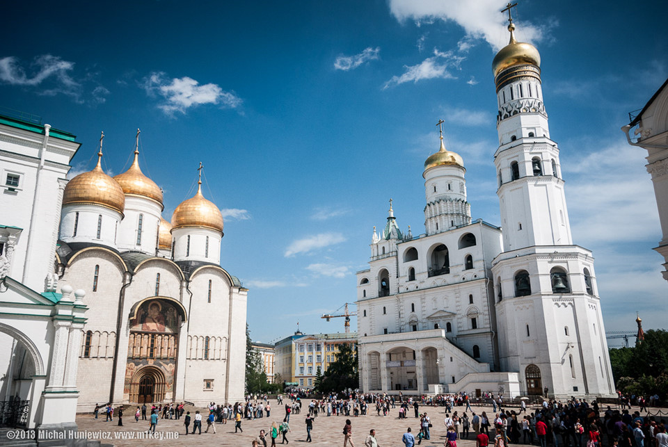 Tọa lạc ở phía đông bắc của quảng trường Sobornaya, tháp chuông Ivan Velikii có hình dáng như một ngọn nến đang cháy. Được hoàn thành vào năm 1600, tháp treo 21 quả chuông, cao 81 m và được coi là điểm đánh dấu chính xác trung tâm của thủ đô Moscow. Ảnh: Michal Huniewicz.