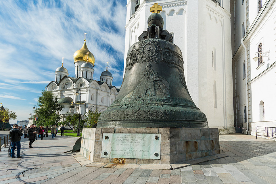 Ở bên cạnh, quả chuông đồng lớn nhất nước Nga, hay còn gọi là chuông Vua, cao hơn 6 m và nặng 200 tấn. Được đúc vào năm 1735 với những họa tiết trang trí cầu kỳ nhưng chuông Vua chưa bao giờ được gióng lên. Nó bị nứt một mảng lớn sau trận hỏa hoạn năm 1737. Ảnh: Russia Beyond.