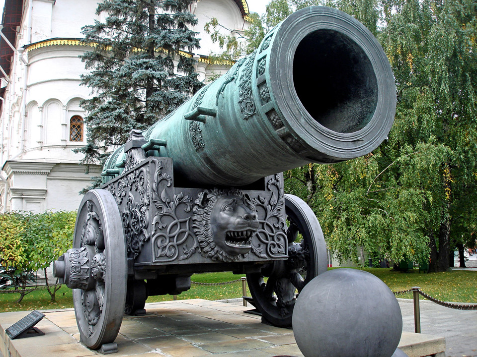 Gần đó, khẩu pháo với đường kính 890 mm và nặng 40 tấn được gọi là Pháo Vua. Ảnh: Wikipedia.
