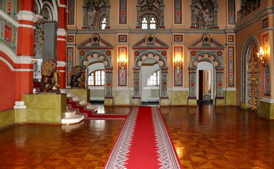 Trong khi đó, Cung điện Terem, được xây với vật liệu chủ yếu là đá cẩm thạch, là nơi ở của gia đình hoàng gia Nga tại Kremlin. Ảnh: Pradiz.