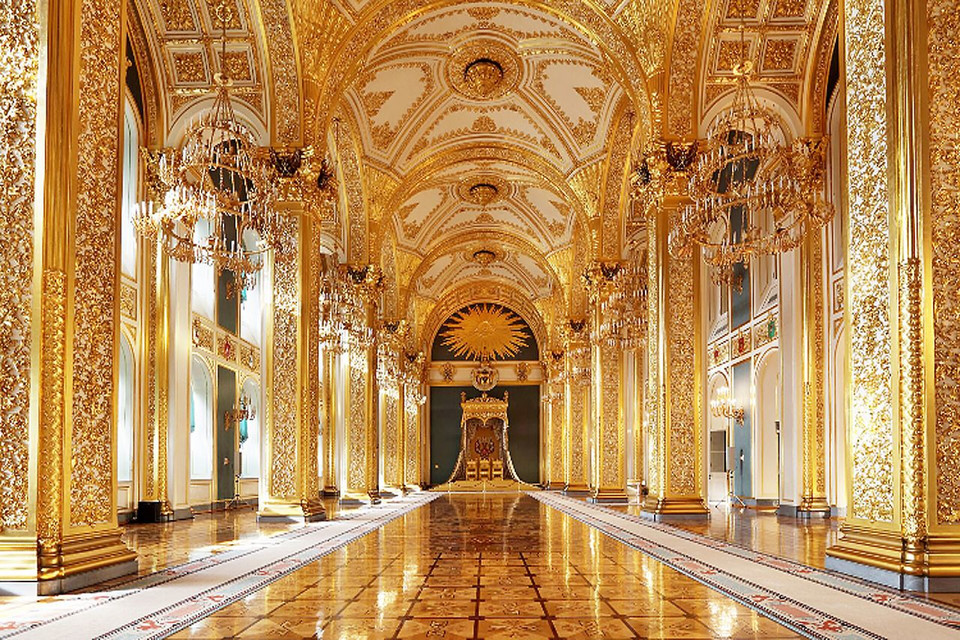 Đại cung điện Kremlin là công trình lớn nhất trong khu quần thể, bao gồm 700 phòng, khu vực trống và các sảnh. Nơi đây có các gian đón tiếp xa hoa và lộng lẫy, tường dát vàng, cầu thang gác đỏ và các phòng dành riêng cho Sa hoàng. Đặc biệt, sảnh St. Andrew là nơi đặt ngai vàng của Sa hoàng. Ảnh: Pinterest