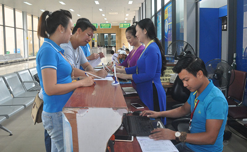 Doanh nghiệp Câu Lạc bộ lữ hành 5328 làm thủ tục đón khách du lịch sử dụng sổ thông hànhtham quan TP 