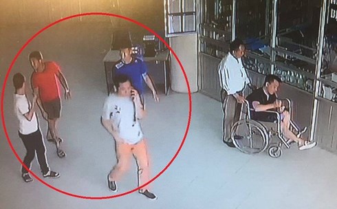 4 đối tượng nghi vào Bệnh viện thể thao để đòi nợ lọt vào camera bệnh viện.